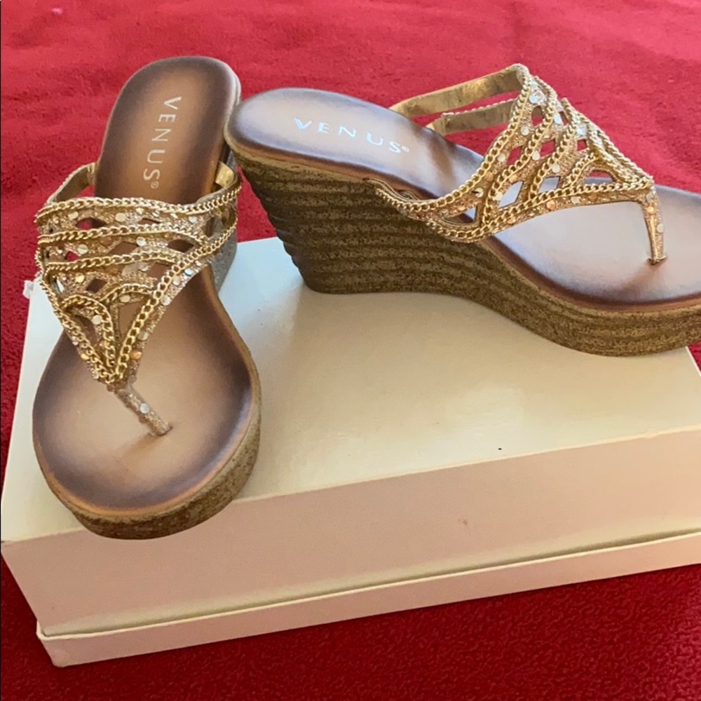 Venus gold wedges